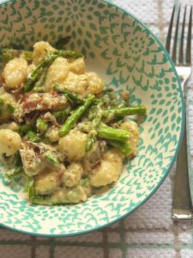 One Skillet Creamy Gnocchi with Asparagus and Bacon